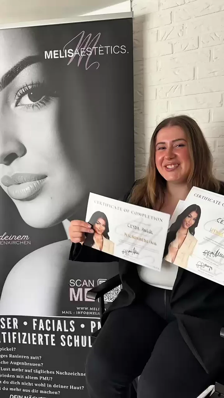 Teilnehmerin mit Zertifikat vor dem MELIS AESTÈTICS Banner