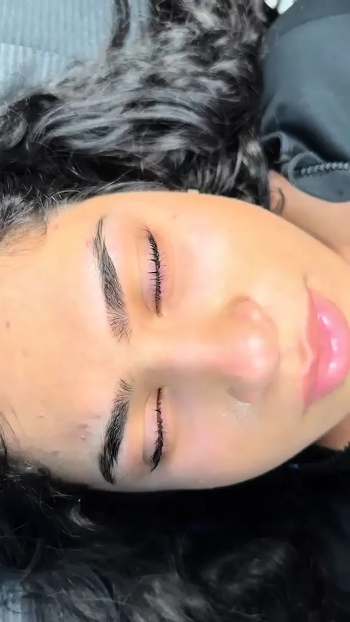 Entspannte Beauty-Behandlung an einem Modell in der Academy